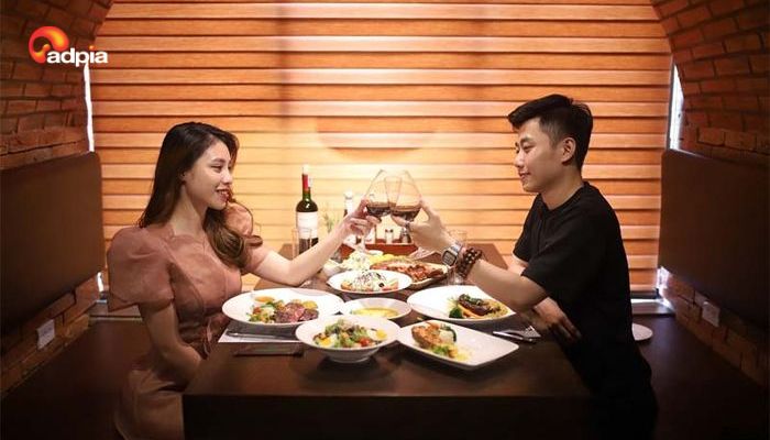 Đi ăn nh&agrave; h&agrave;ng c&ugrave;ng nhau